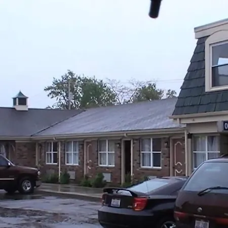 Hometown Inn Galion-2