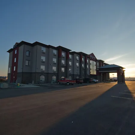 Redwood Inn & Suites-2