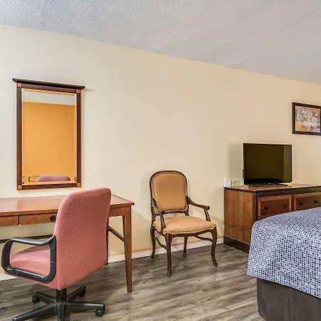 Econo Lodge At Six Flags-3