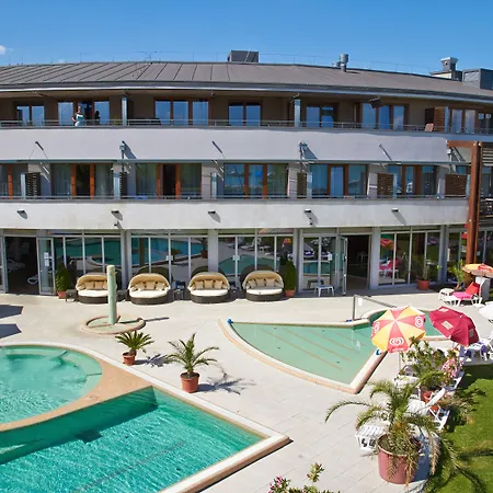 Hotel Golden Lake Resort-3