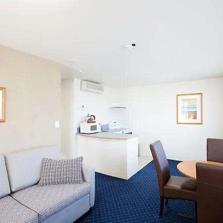 Ventura Inn & Suites Hamilton-3