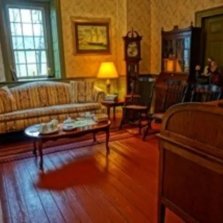 Brownstone Colonial Inn-3
