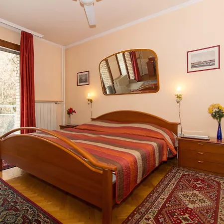 Budavar Bed And Breakfast-3