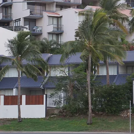 Airlie Seaview Apartments-3