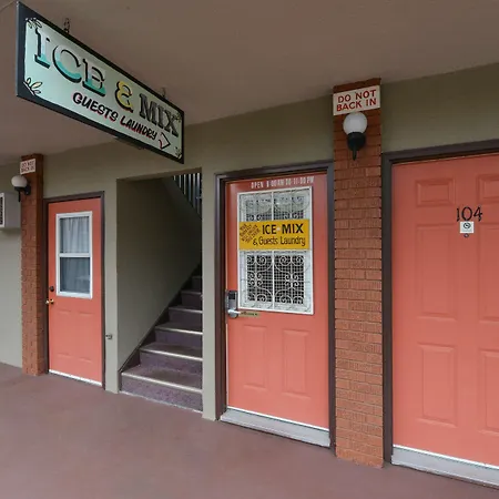 Canadas Best Value Inn & Suites-Vernon-3