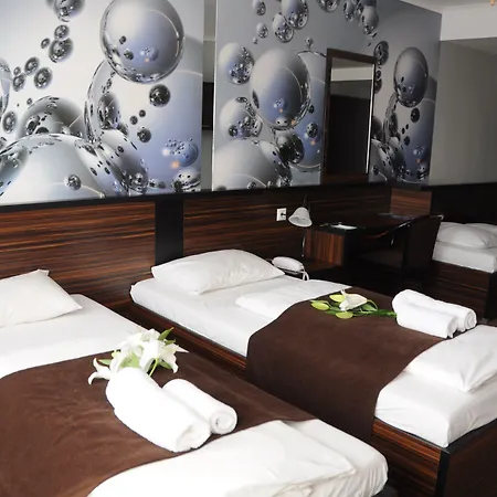 Green Hotel Budapest-3