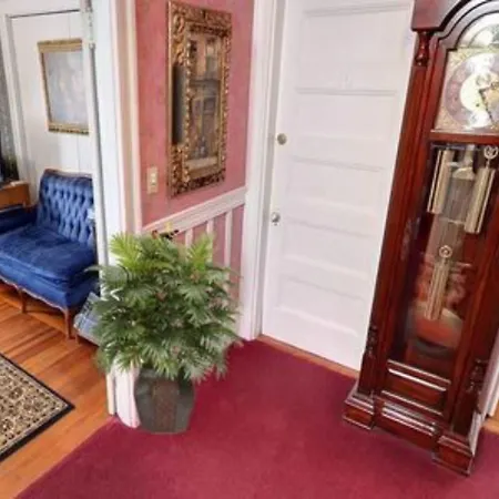 The Coolidge Corner Guest House: A Brookline Bed And Breakfast-2