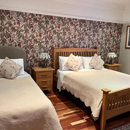 Acorn Guest House In Hull-3