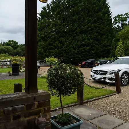 Little Foxes Hotel & Gatwick Airport Parking-3