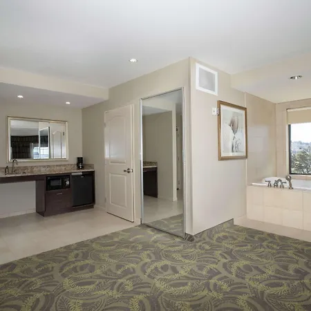 Hampton Inn & Suites Astoria-2
