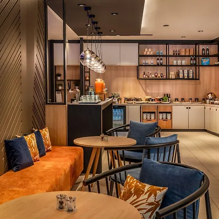 Courtyard By Marriott Cologne-3