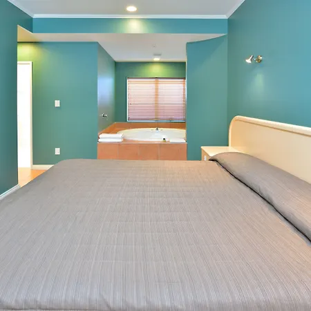 Shoreline Motel-3