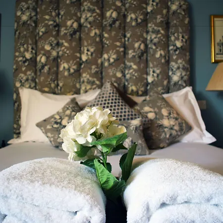 The Windsor Townhouse Air Conditioned Rooms-3