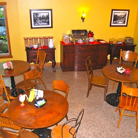 Glacier Guides Lodge-2