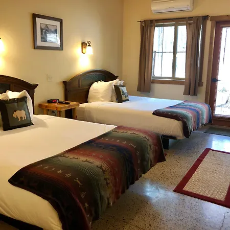 Glacier Guides Lodge-3