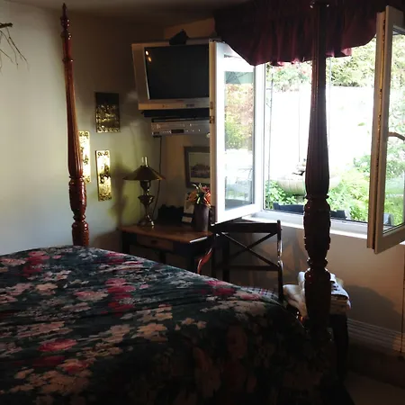 The Stone Hedge Bed And Breakfast-3