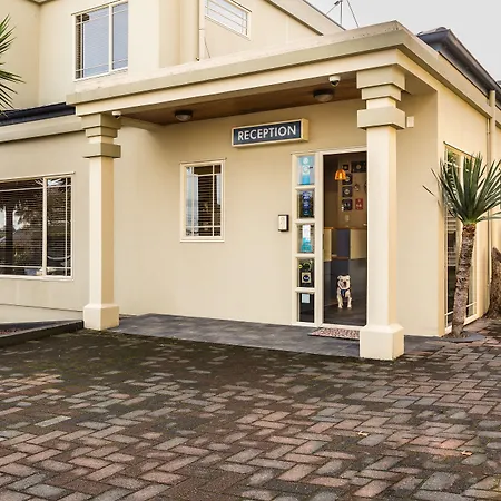 Pebble Beach Motor Inn-3