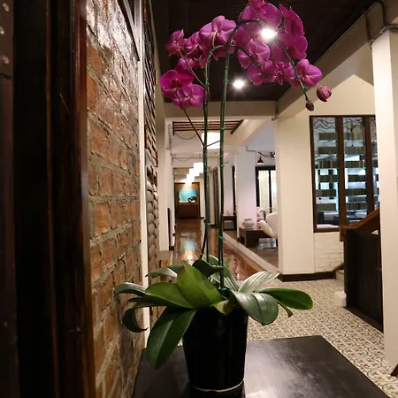 Kampaeng Ngam Hotel - Steps To Night Bazaar & Old City-3