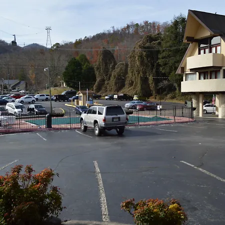 Econo Lodge Inn & Suites On The River-3