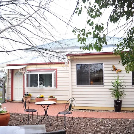 Must Love Dogs B&B & Self Contained Cottage-2