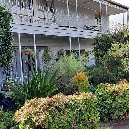 Flying Spur Motel-2