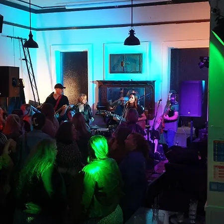 Queens Arms Hotel-2