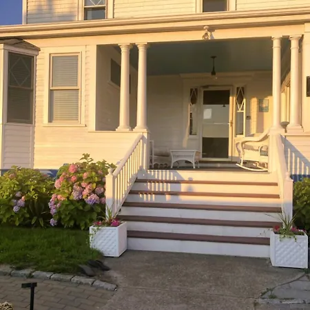 By The Sea Guests Bed & Breakfast And Suites-3