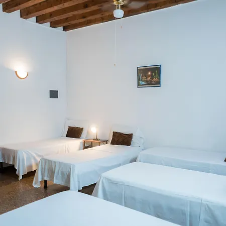 Backpackers House Venice-3