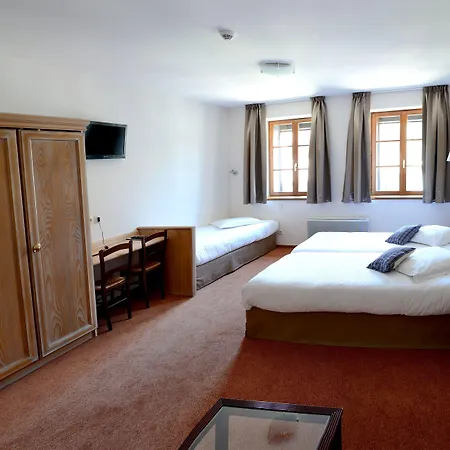 Logis Hotel De La Cloche-3
