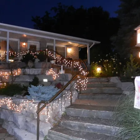 A Garden Stroll Bed & Breakfast-3