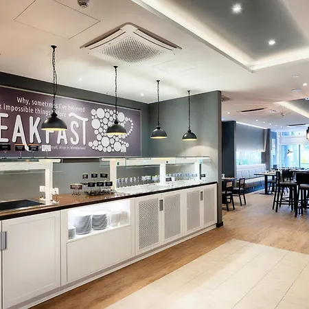 Premier Inn Koeln City Centre-2