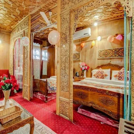 Floating Luxury Group Of Houseboats-3