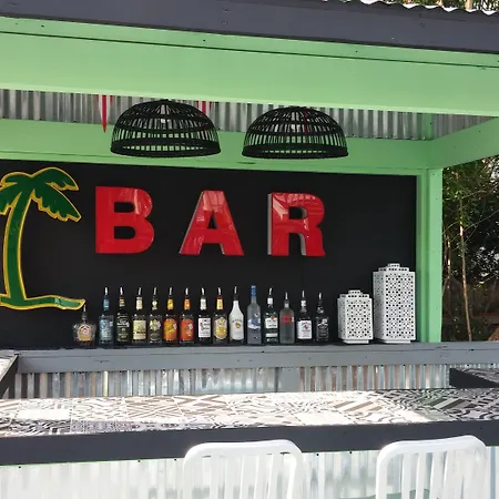 Upper Deck Hotel And Bar - Adults Only-2