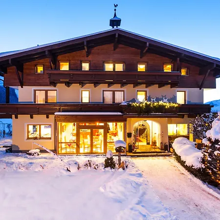 Simone'S Platzerl - Inklusive Taeglichem Freien Eintritt Tauern Spa - Nur 5 Gehminuten, Sommerkarte, Privatem Garten Mit Schwimmteich, Grill Und Saunabereich-2