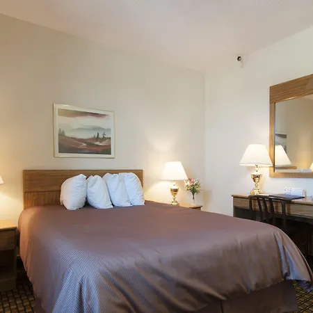 Travelodge By Wyndham Winnipeg Airport West-2