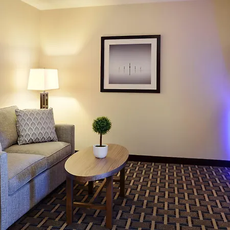 Pomeroy Inn And Suites Vermilion-2