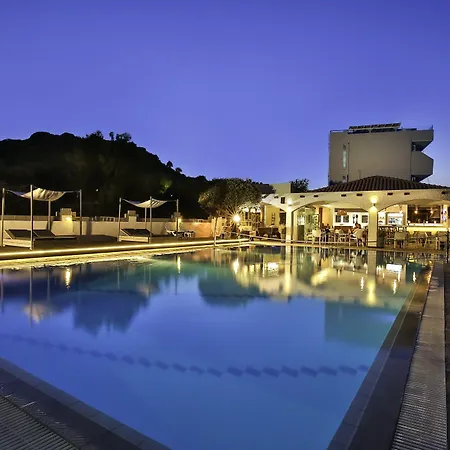 Malibu Studios & Bungalows-3