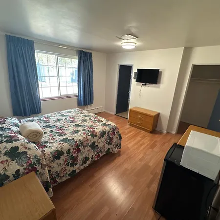 Travelers Motel-3