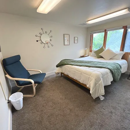 376 Eugene Guest Rooms-3