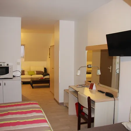 Brit Hotel Cherbourg-3