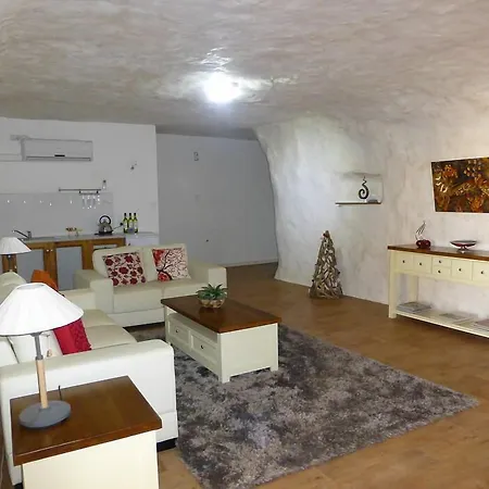 Underground Bed & Breakfast-3
