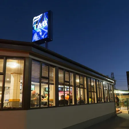 Racecourse Hotel And Motor Lodge-2