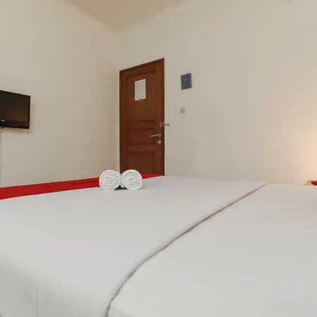 Reddoorz @ Petojo-3