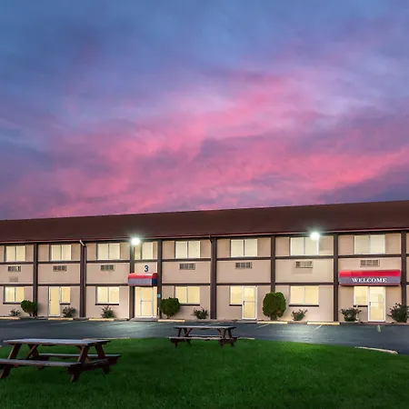 Red Roof Inn & Suites Wapakoneta-3