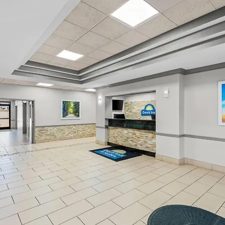 Days Inn & Suites By Wyndham Cedar Rapids-3