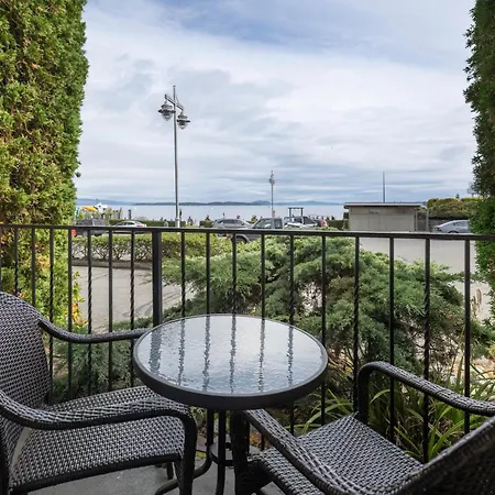 Sidney Waterfront Inn & Suites-2