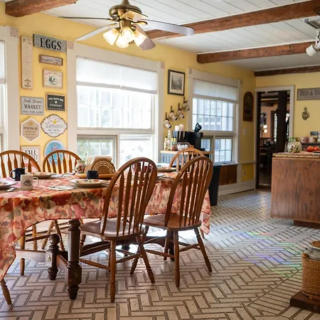 Admiral Peary Inn-3
