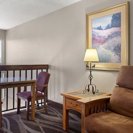 Super 8 By Wyndham Lewistown-2