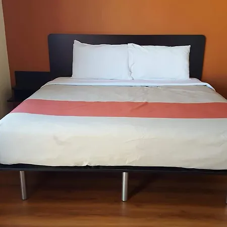 Motel 6 Maple/Main-2