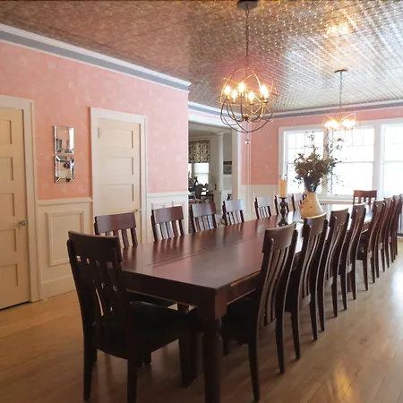 Carriage House Bed & Breakfast-3